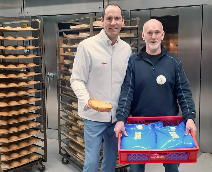 Michael Nobis und Markus Legge präsentieren Produkte der Aachener Bäckerei, die mit Eifeler Biomilch hergestellt wurde. Foto: Nobis