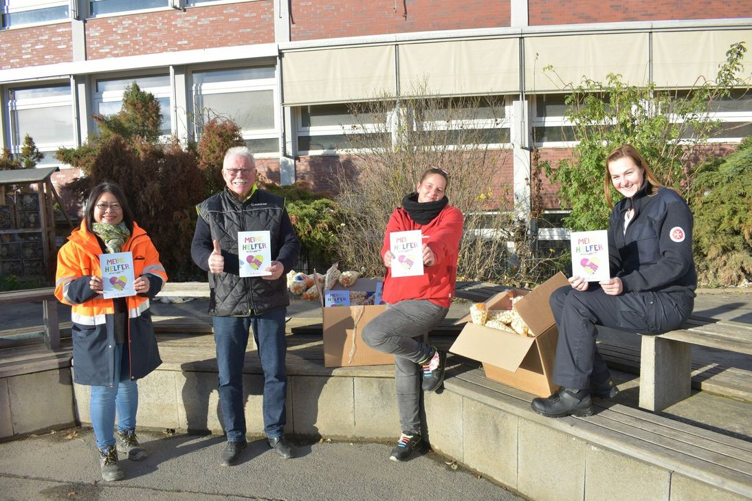 Persönlich brachten Melanie Hinze (2.v.r.) und Jennifer Heller (r.) von den Johannitern das Freundehelferbuch nach Dernau  – zur Freude des Dernauer Ortsbürgermeisters Alfred Sebastian und von Bigsi Choi (l.) von der Helfer-Stab gGmbH. Foto: Mager