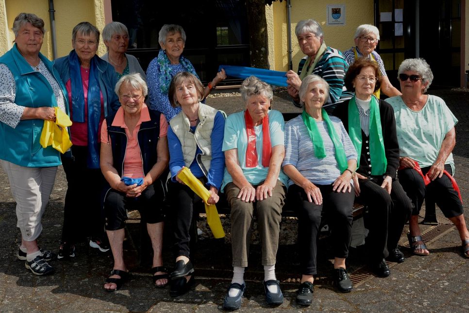 Die Frauen-Turngruppe Nohn um ihre Gründerin Engeline Düx (hinten rechts) trifft sich regelmäßig bei Sport und Geselligkeit. Das 50jährige Jubiläum wurde jetzt endlich nachgefeiert.