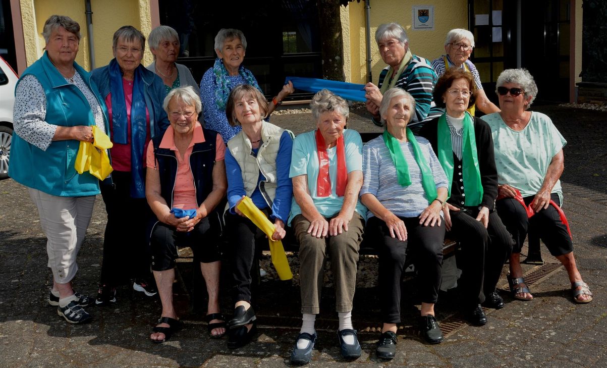 Die Frauen-Turngruppe Nohn um ihre Gründerin Engeline Düx (hinten rechts) trifft sich regelmäßig bei Sport und Geselligkeit. Das 50jährige Jubiläum wurde jetzt endlich nachgefeiert.