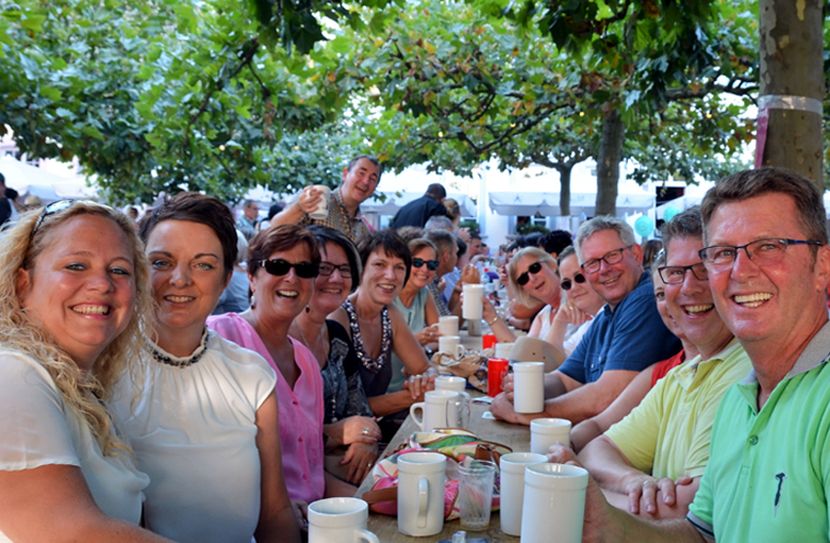 So soll es sein: Feierfreudig lassen sich die Viezfreunde unter den Domfreihof-Platanen nieder. Foto: Archiv/Fin