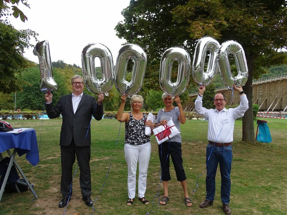 Bürgermeister und Aufsichtsratsvorsitzender Wolfgang Heinrich, Marie-Theres Günthner, die 100.000 Besucherin in dieser Woche sowie Renate Braun, die in diesem Jahr an 134 Tagen zum Schwimmen gekommen war und BAD-Geschäftsführer Klaus-Dieter Dreesbach.