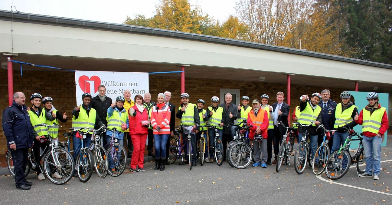 Im Rahmen eines Pilotprojekts der Flüchtlingshilfe Kall in Kooperation mit der Kreispolizeibehörde Euskirchen und dem Caritasverband für die Region Eifel e.V., haben die ersten 13 Flüchtlinge ein Fahrrad-Sicherheitstraining absolviert. Unterstützt hatte auch die Stiftung Evangelisches Alten- und Pflegeheim Gemünd (EvA). Zur erfolgreichen Teilnahme gratulierten unter anderem der Allgemeine Vertreter des Landrats, Manfred Poth, Kalls Bürgermeister Herbert Radermacher, der Geschäftsführer des Caritasverbands für die Region Eifel Rolf Schneider und der Leiter der EvA.