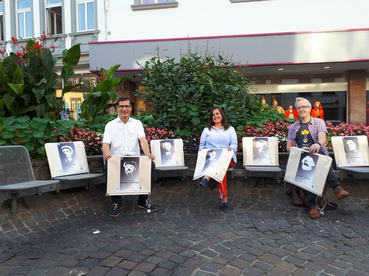 Mit Buffalo Bill und anderen bedeudenten Persönlichkeiten zusammen sitzen - das können Trierer und Touristen ab sofort am Hochbeet in der Simeonstraße. Foto: FF