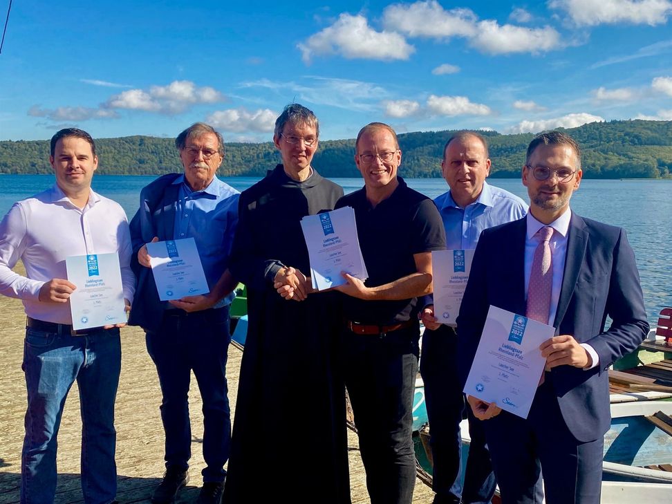 Freuen sich über die Auszeichnung (v. l.): Andreas Billen, Parkmanager »RCN Laacher See«, VG-Bürgermeister Klaus Bell, Prior-Administrator Pater Petrus, VG-Bürgermeister Jörg Lempertz, VG-Bürgermeister Johannes Bell und Philipp Lohse, Geschäftsführer Maria Laach.