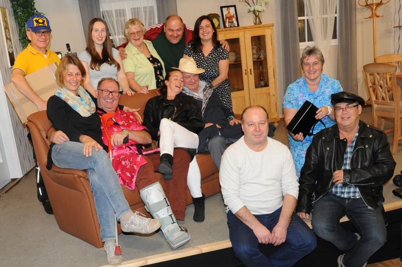 Spaß haben die Aktiven der Theatergruppe des Musikvereins Horath von der ersten Probe an. Mit im Bild: Lothar Steffes (3.v.r.) und Verena Steffes (2.v.l.), die für Regie und Soufflieren verantwortlich zeichnen. Foto: Schmieder