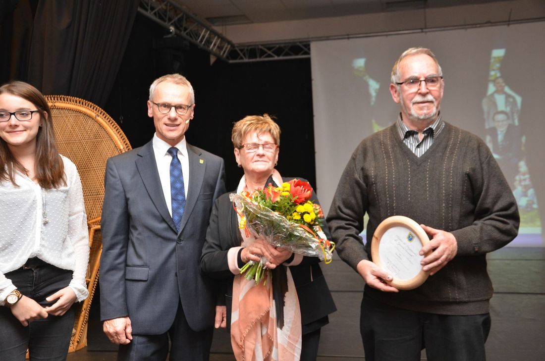 Bürgermeister Karl-Heinz Hermanns mit Ehrenamtsträgerin Maria Breuer und ihrem Mann Walter, mit dem sie zwei leibliche und sieben Pflegekinder groß zog.