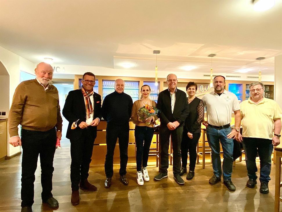 Der 2021 neu gewählte Vorstand des DEHOGA Eifelkreis: Anne Mertens (Sporthotel Bitburg), Birgit Näckel (Gasthof Pension Zum Holzwurm, Grasndorf), Manuel Kervyn de Lettenhove (Hotel Koch Schilt, Irrel), Ernst Breuer (Gasthaus Pension Breuer Erntehof, Neidenbach) und Hajo Römer (CoCo Dancing, Bitburg). 2.v.l: Präsident Gereon Haumann, in der Mitte Vorstandsvorsitzender Alwin Köhler.