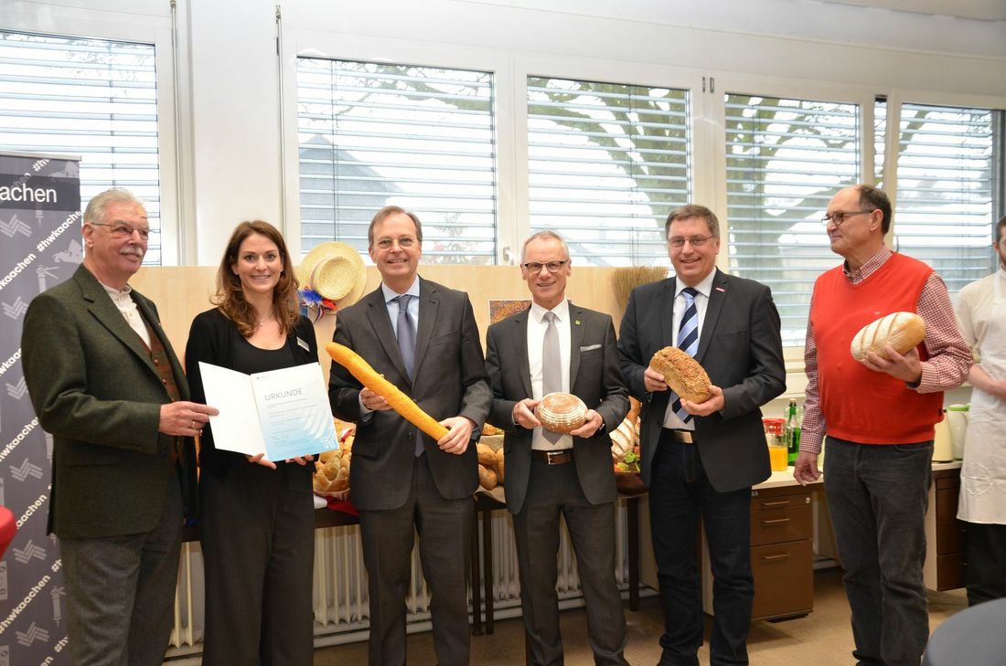 Vertreter der Handwerkskammer Aachen, Simmeraths Bürgermeister Karl-Heinz Hermanns (3.v.r.) und Obermeister Heinz Klein (r.) freuten sich nicht nur über den Zuwendungsbescheid von Thomas Rachel (3.v.l.), sondern auch über die Leckereien des Bäckernachwuchs. Fotos: T. Förster