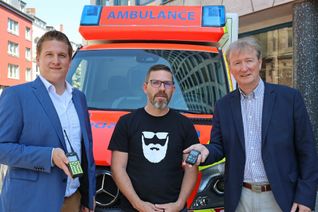 Simon Schröder (links) , Jens Hoffmann (1. Vorsitzender des Vereins »SoKo Respekt«) und Gregor Jansen (rechts) fordern Respekt für Rettungskräfte.