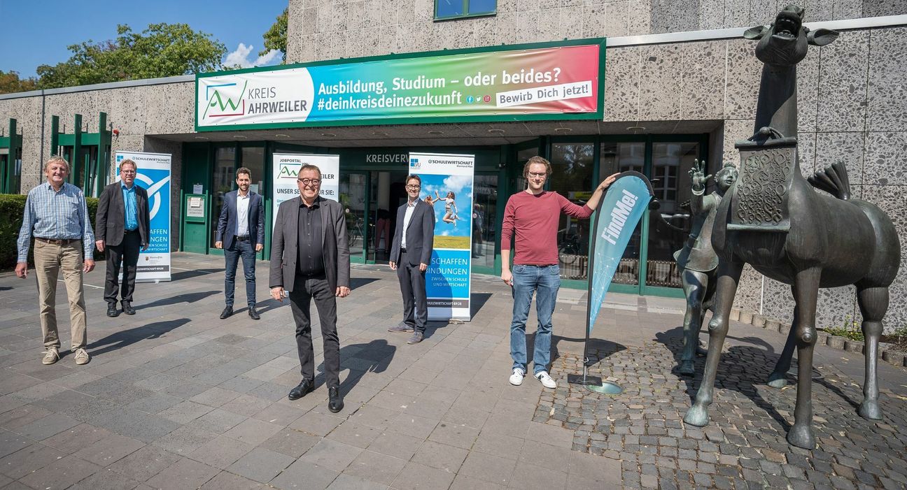 Holger Lüsebrink (FindMe!), Marcus Wald (Arbeitskreis SchuleWirtschaft Ahrweiler), Denis Radermacher (Wirtschaftsförderer), Landrat Dr. Jürgen Pföhler, Tino Hackenbruch (Leiter Kreiswirtschaftsförderung) und Oliver Schiefer (FindMe!) bringen Schüler und Unternehmen zusammen. Foto: Kreisverwaltung / Bernhard Risse