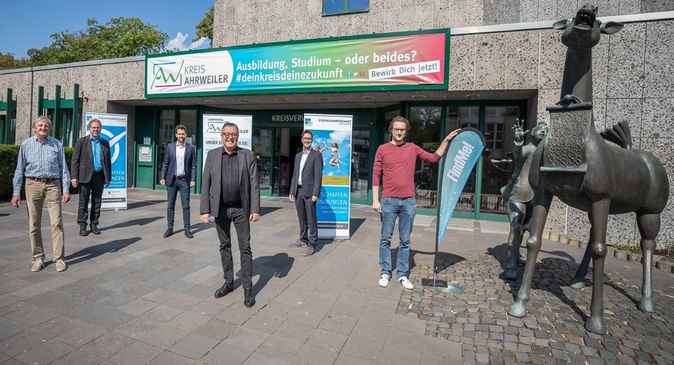 Holger Lüsebrink (FindMe!), Marcus Wald (Arbeitskreis SchuleWirtschaft Ahrweiler), Denis Radermacher (Wirtschaftsförderer), Landrat Dr. Jürgen Pföhler, Tino Hackenbruch (Leiter Kreiswirtschaftsförderung) und Oliver Schiefer (FindMe!) bringen Schüler und Unternehmen zusammen. Foto: Kreisverwaltung / Bernhard Risse