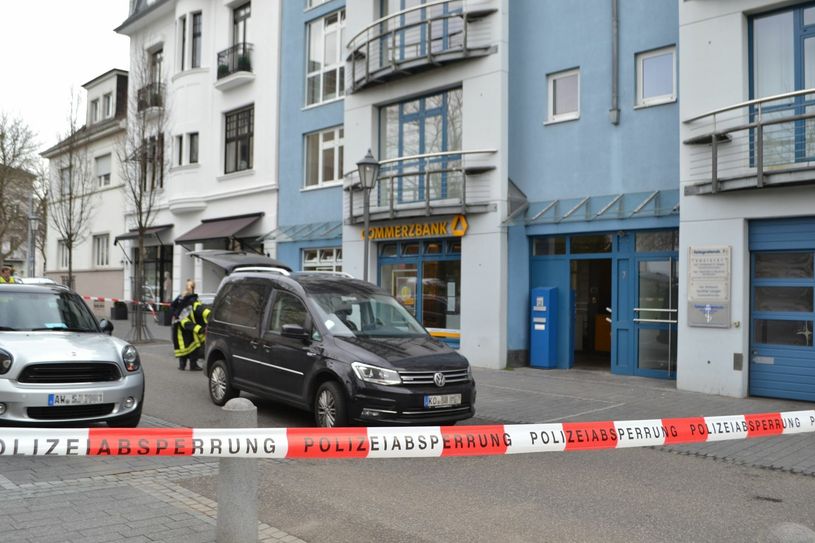 Die Spurensicherung ging in der Commerzbank ihrer Arbeit nach. Foto: Mager
