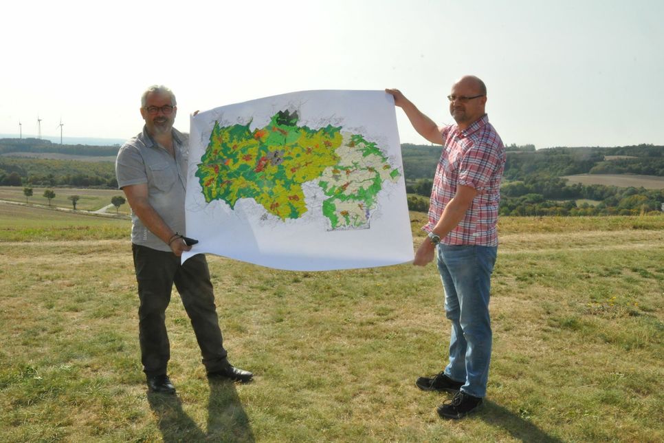 VG-Bürgermeister Albert Jung (links) und Rainer Weiler von der VG-Verwaltung Kaisersesch mit dem Flächennutzungsplan der Verbandsgemeinde.