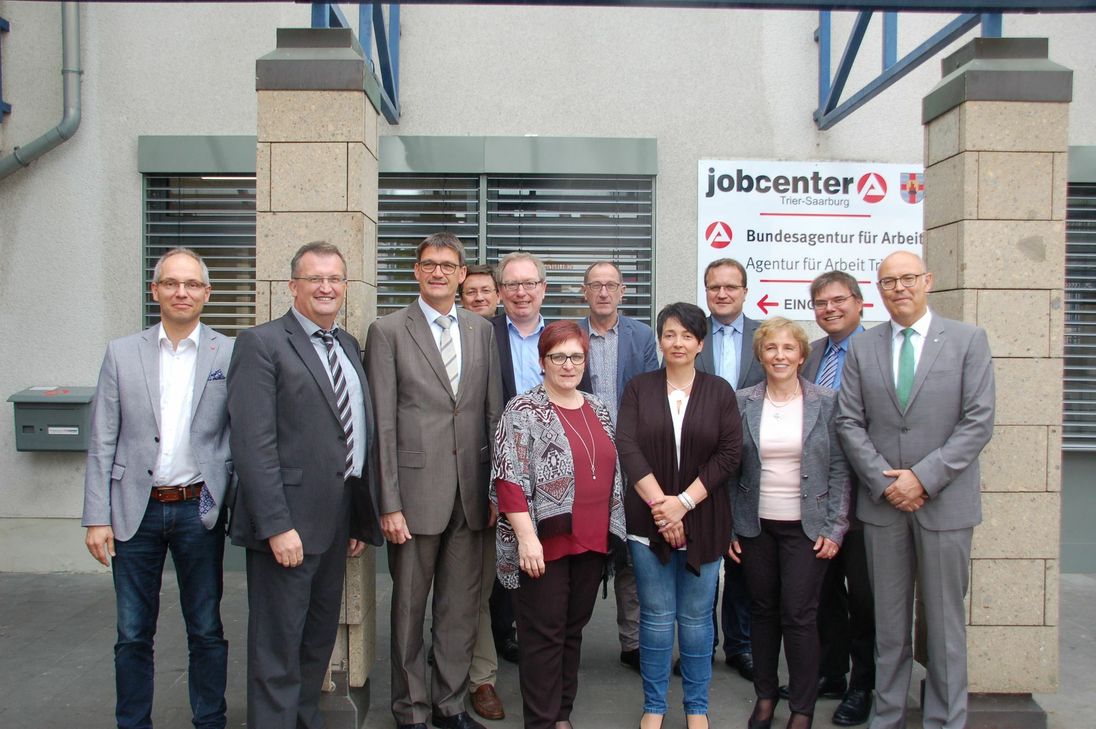 Jürgen Crombach (Bildmitte) und sein Team des Eifeler Jobcenters fühlen sich wohl in den neuen Räumlichkeiten in Simmerath. Den Umzug bezeichnen er sowie Geschäftsführer Stefan Graaf (r.) und Marcus Alt, Leiter der Geschäftsstelle Stolberg – Eifel als »Quantensprung«. Foto: T. Förster