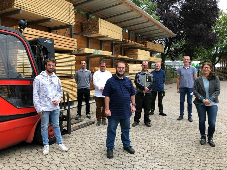 Nach mehreren Wochen bangen, die gute Nachricht: Alle Auszubildenden haben die Prüfung bestanden und dürfen sich nun "Logistik-Praktiker" nennen. Foto: Wicher