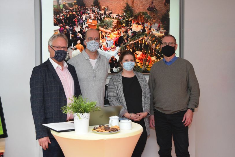 Das Organisationsteam hofft auf Spenden durch die geplanten Aktionen des St. Angela-Gymnasiums (v.li.): Schulleiter Berhard Helfer, Patrick Buissin, Isabel Mießeler und Bruno Hofer. Foto: Scholl