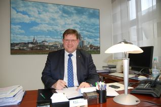 Joachim Kandels kämpft darum, weitere acht Jahre am Schreibtisch des Bürgermeisters die Geschäfte in Bitburg führen zu können.   Foto: Sybille Schönhofen