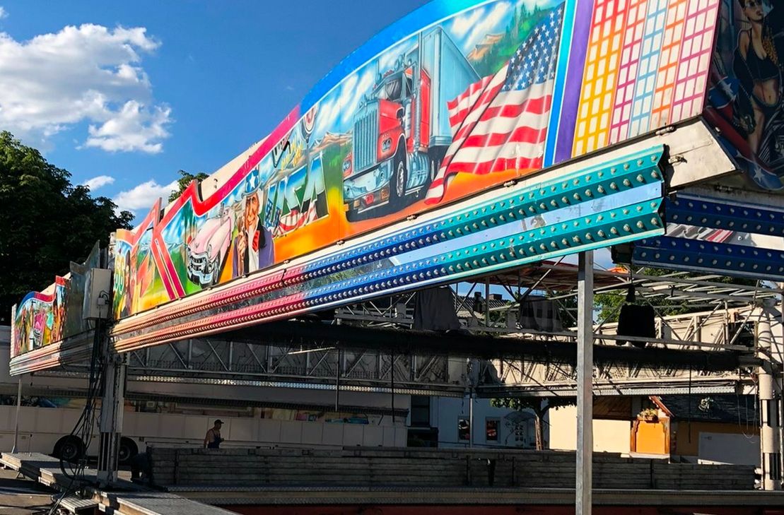 Auf dem Markplatz in Daun nimmt der Kirmesaufbau Züge an.