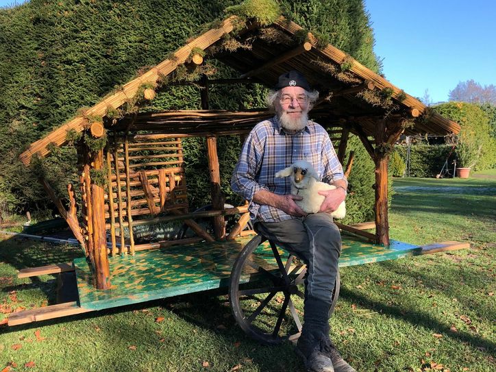Ein wenig einsam wirkt Reiner Jakobs mit einem seiner Lämmer an dem kleinen Stall, der statt der großen Landschaftskrippe in der Höfener Pfarrkirche errichtet wird. Auch die Stimme des »singenden Hirten« wird in dieser Weihnachtszeit verstummen. »Wenn ich an die kranken Kinder denke, bleibt der Ton in meinem Halse stecken«, hofft Jakobs trotzdem auf viele Spenden. Foto: T. Förster