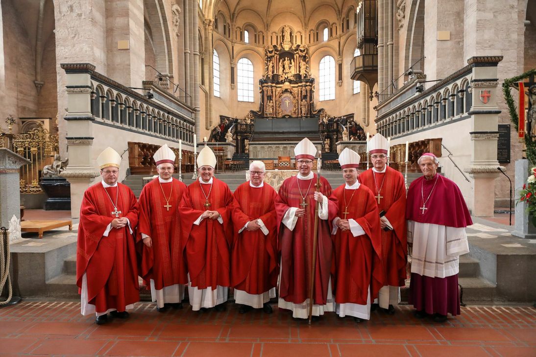 Die Bischöfe Bätzing (Limburg), Dieser (Aachen), Genn (Münster), Dompropst Rössel, Bischof Ackermann und die Weihbischöfe Jörg Michael Peters, Robert Brahm und Leo Schwarz (vlnr.) beim Eröffnungsgottesdienst. Foto: Bistum