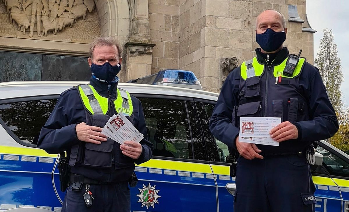 Die Polizei hat Warnkarten zum Thema "falscher Polizist" verteilt. Foto: Kreispolizeibehörde