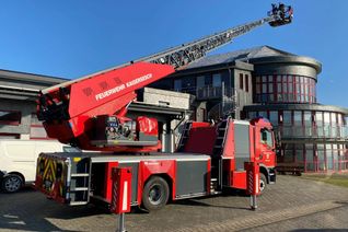 Im Rahmen einer Vorführung wurde die Leistungsfähigkeit der neuen Drehleiter vorgestellt. Mehr gibt es auf dem YouTube-Kanal der Verbandsgemeinde Kaisersesch zu sehen.