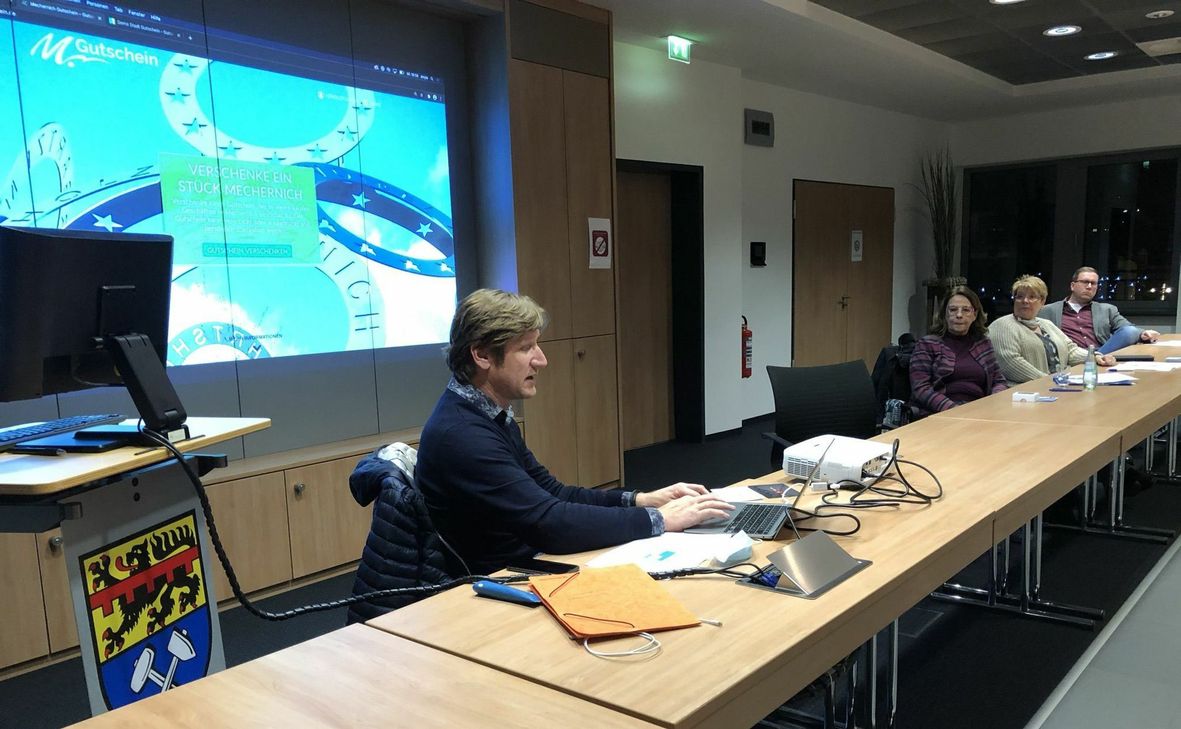 Alexander Arend (v.li.) erläuterte im Ratssaal der Stadt Mechernich das Konzept der neuen Gutscheine. Petra Himmrich, Margret Eich und Dennis Müller gehörten zu denjenigen, die die Ausführungen des Zmyle-Geschäftsführers aufmerksam verfolgten. mn-Fotos