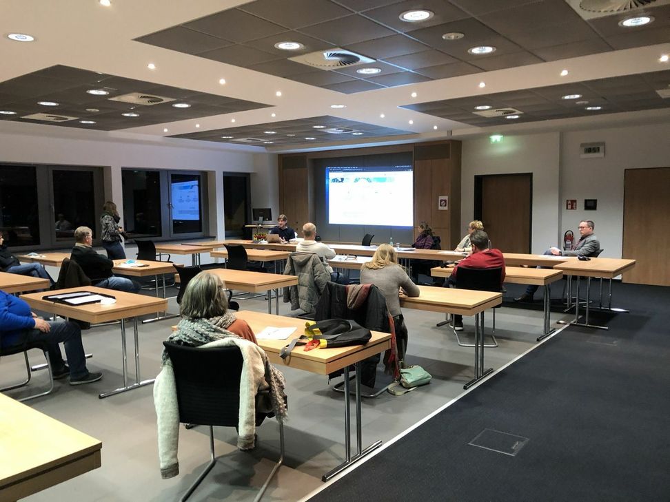 Einige Geschäftsleute informierten sich unter Corona-Bedingungen über das neue Angebot.