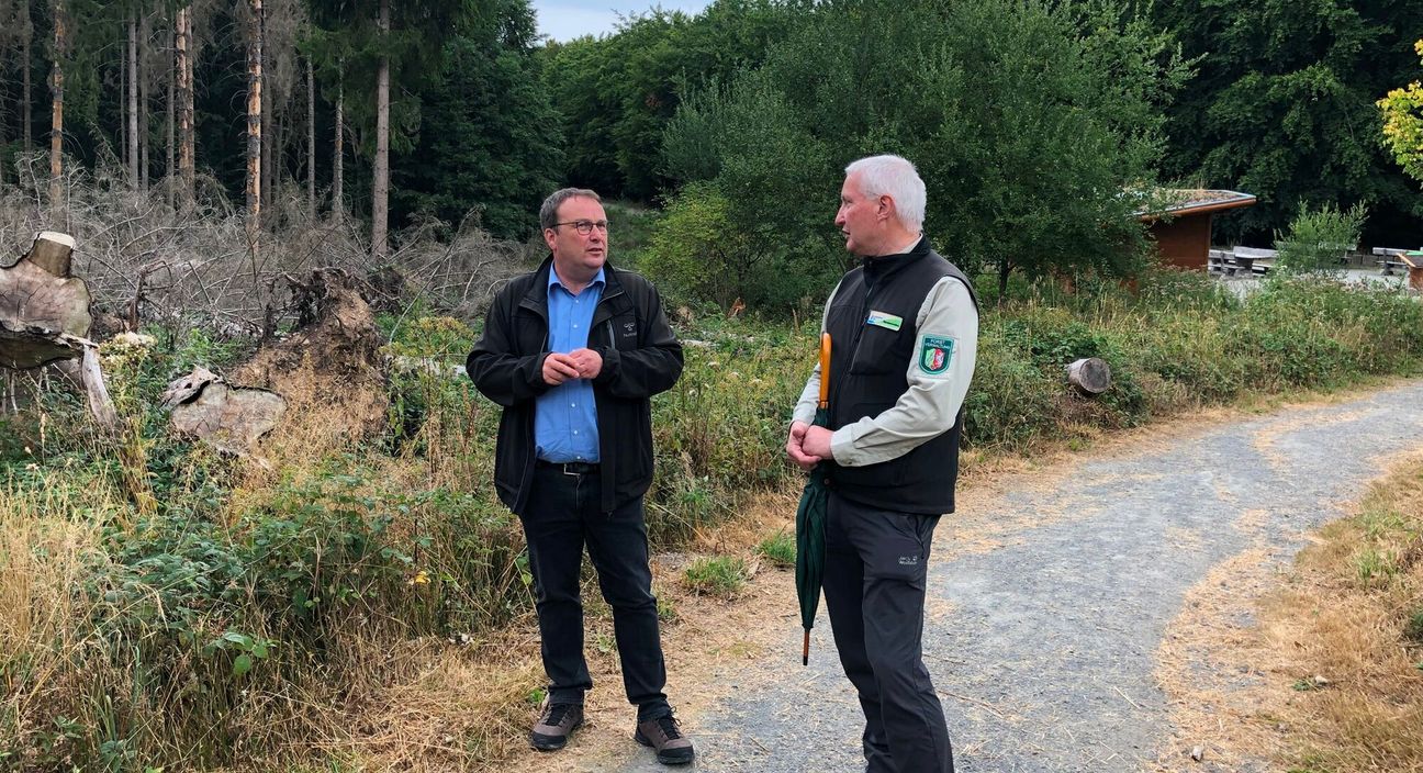 Ein Bild vom Zustand des Nationalparks Eifel und seinem Artenreichtum machte sich NRW-Umweltminister Oliver Krischer - Verwaltungsleiter Dr. Michael Röös informierte ihn umfassend. Foto: T. Förster