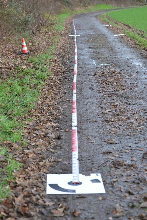 Auf diesem Feldweg bei Ochtendung wurde die verbrannte Frauenleiche gefunden.