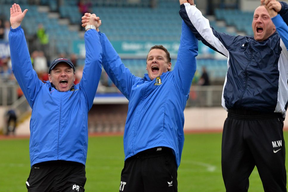 Michael Weirich (rechts) will auch in der neuen Saison an der Seite von Cheftrainer Peter Rubeck (links) und Co-Trainer Rudi Thömmes (Mitte) jubeln. Foto: funkbild