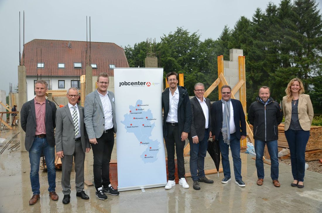 Vertreter vom Jobventer Städteregion Aachen, der Eifel-Kommunen sowie die Bauherren Urs (5.v.r.) und Beat Kaulard (3.v.l.) gaben den Startschuss für den Neubau in Simmerath, der ab Herbst 2018 die neue Jobcenter-Geschäftsstelle Eifel beheimaten wird.Foto: Fö
