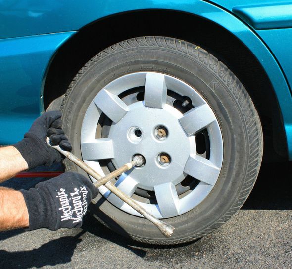 In Wiesemscheid lösten Unbekannte die Radmuttern an einem Auto. Symbolfoto: Rike/pixelio.de