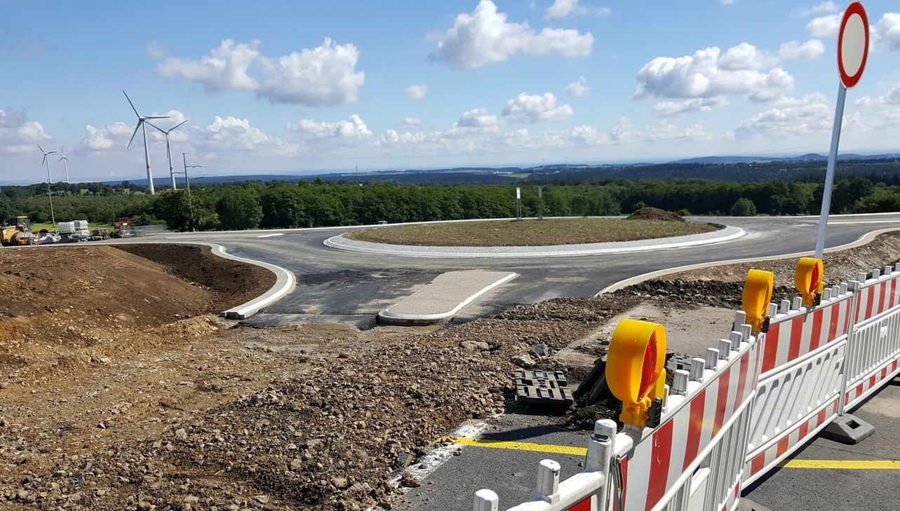 In Raffelsbrand am Schnittpunkt der L 24 und B 399 entsteht ein neuer Kreisverkehr.  Foto: Hoffmann
