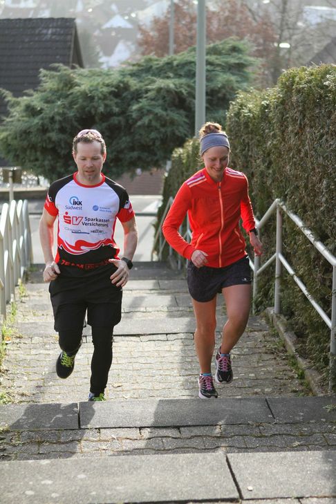 Judith Gebkea Strich und Dirk Leonhardt beim Trainingzum Treppenlauf-Weltrekordsversuch an der Himmelsleiter in Gelnhausen / Haitz. Foto: Oliver Kraus
