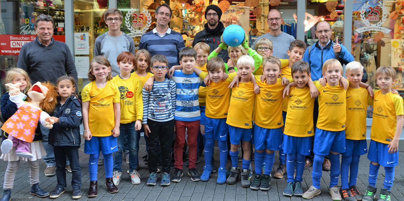 Neben dem Trikotsatz gab es von Spielzeugparadies-Chef Gerd Klein (l.) noch zwei Fußbälle und je Kind ein kleines Geschenk für die F-Jugendlichen der JSG Pallien/Post. Da freuten sich auch die Trainer Felix Finkenberg, Ingo Langner