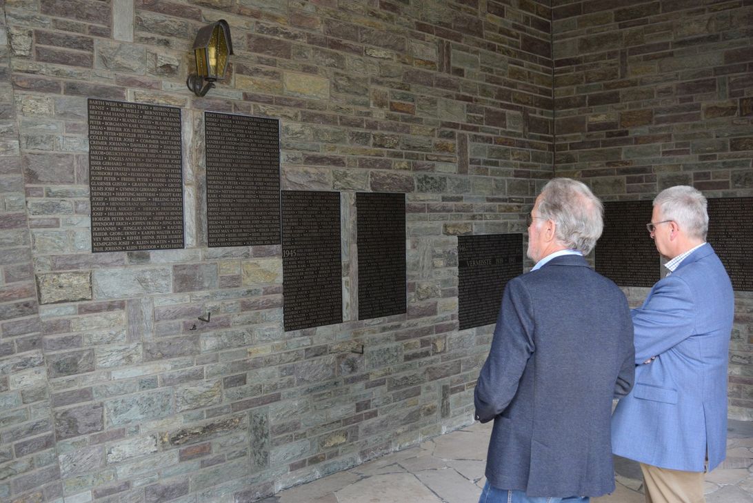 Bürgermeister Dr. Uwe Friedl und Kurt Lingscheidt, Leiter der Friedhofsverwaltung begutachten die neuen Gedenktafeln. Foto: Scholl