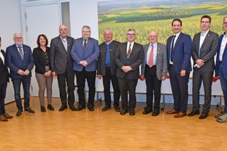 Die Geehrten René Henric aus Oberfell (2.v.l.), Nikolaus Peter Christ aus Alken (4.v.l.), Helmut Fischer aus Alken (Mitte) sowie Antonius Rüsing aus Mülheim-Kärlich (4.v.r.) gemeinsam mit Landrat Dr. Alexander Saftig (5.v.r.) und dem Ersten Kreisbeigeordneten Pascal Badziong (links).