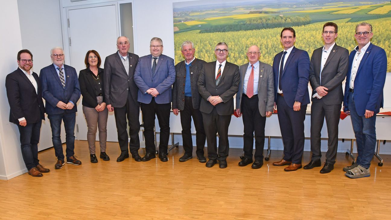 Die Geehrten René Henric aus Oberfell (2.v.l.), Nikolaus Peter Christ aus Alken (4.v.l.), Helmut Fischer aus Alken (Mitte) sowie Antonius Rüsing aus Mülheim-Kärlich (4.v.r.) gemeinsam mit Landrat Dr. Alexander Saftig (5.v.r.) und dem Ersten Kreisbeigeordneten Pascal Badziong (links).