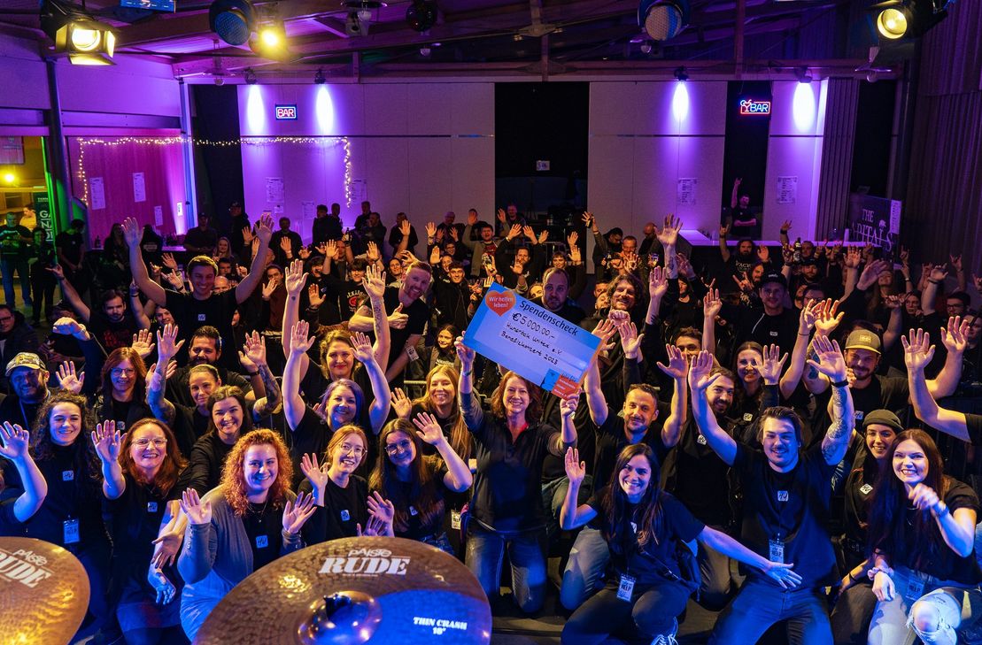 Dies Spenden-Summe, die aus der Veranstaltung 2023 hervorging, wurde überreicht.