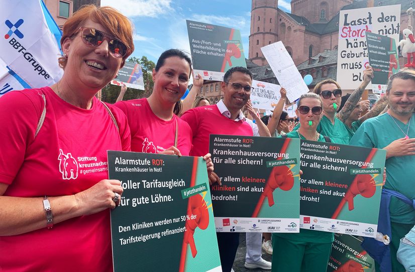 Jutta Magmer-Melaas, Susanne Christ und Manuel Seidel bei der Kundgebung des Aktionsbündnis für eine gute Krankenhausversorgung in Mainz.