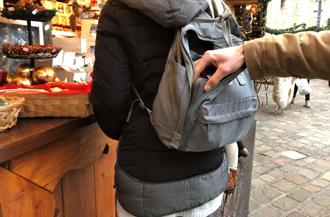 So schützen Sie sich vor Taschendiebstählen auf Weihnachtsmärkten