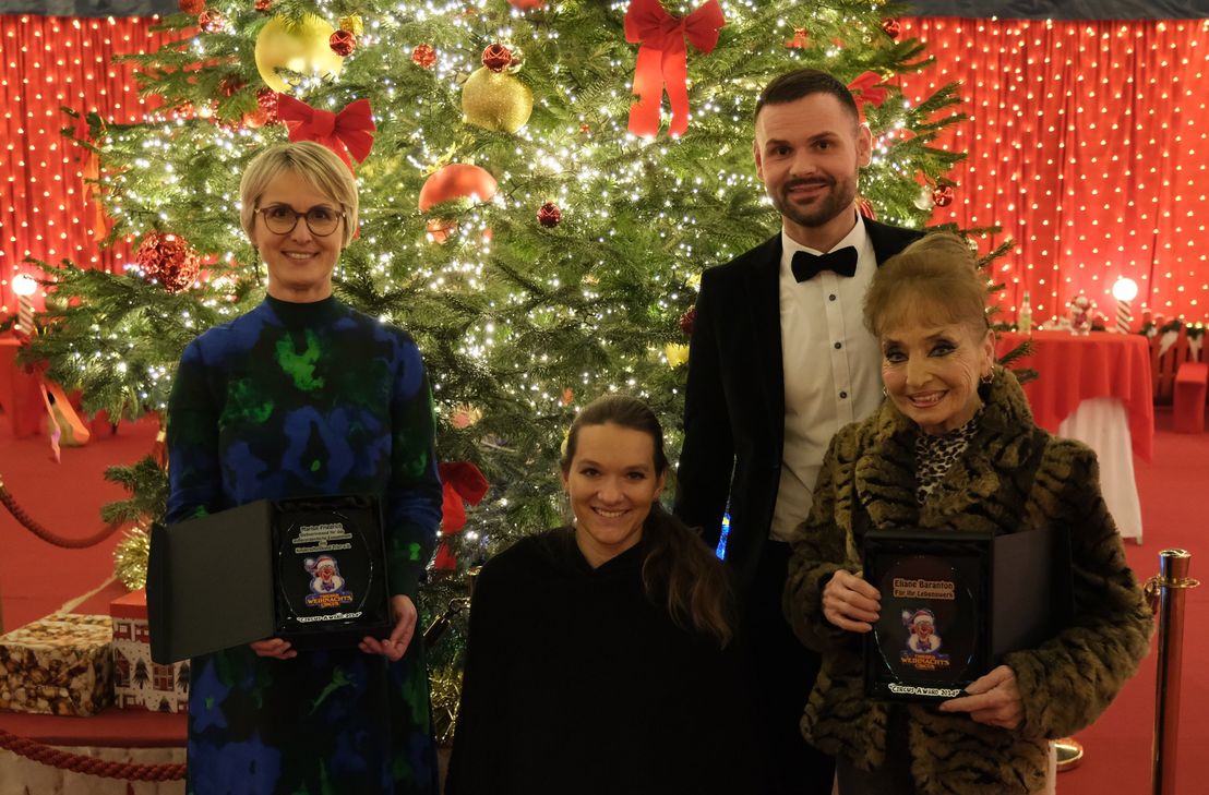 Wie in jedem Jahr stand beim Premiereabend die Spendenaktion für einen guten Zweck im Vordergrund. Im Bild: Die Award-Preisträgerinnen 2024 Marion Friedrich (links) und Eliane Baranton (rechts) sowie Jessica Hentrich (Award 2023) mit WochenSpiegel-Verkaufsleiter Patrizio Nuvoli.