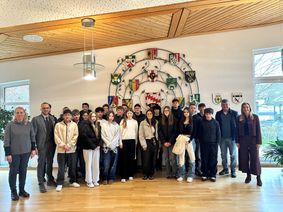 Achtklässler der Realschule plus Vulkaneifel besuchten das Ulmener Rathaus und tauschten sich mit Bürgermeisterin Sandra Hendges-Steffens und Stadtbürgermeister Thomas Kerpen aus.