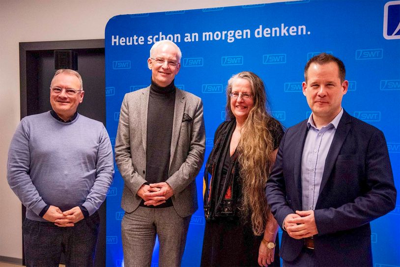 Im Bild von l. n. r.: SWT-Vorstand Arndt Müller, Wolfram Leibe - Oberbürgermeister der Stadt Trier, die DJV-Bezirksvorsitzende Sabine Krösser und den DJV-Bundesvorsitzenden Mika Beuster.