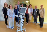 Projektbeteiligte; v.l.n.r.: Hannah Schwarz und Brigitte Maßem (Projektleitung), Stiftungsdirektorin Dr. Yvonne Russell, Oberbürgermeister Wolfram Leibe, Dunia Sinno und Nadja Driessen (Amt für Stadtentwicklung, Statistik und Wahlen), Sylvia Heinze (Pflegedienstleiterin Stift St. Irminen),
Prof. Dr. Michael Czaplik (Docs in Clouds TeleCare GmbH), Birgit Alt-Resch (Einrichtungsleiterin Stift St. Irminen)