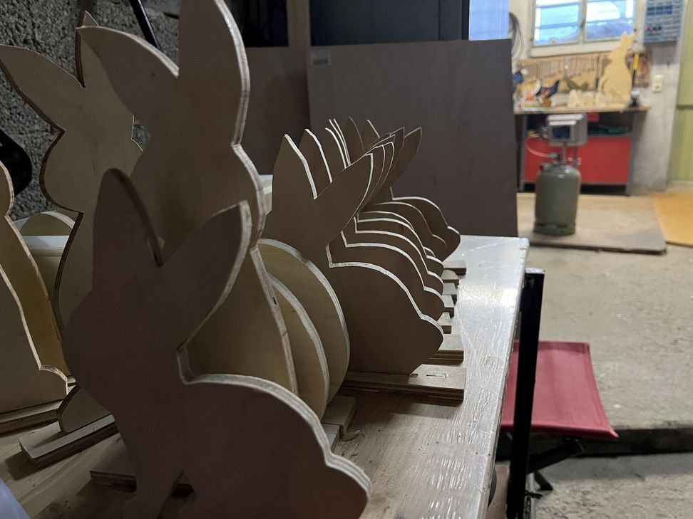 Lothar Schuster bereitet es eine große Freude, Holzfiguren für die Kindergärten herzustellen. Momentan hat er mit der Osterhasen-Produktion begonnen ...