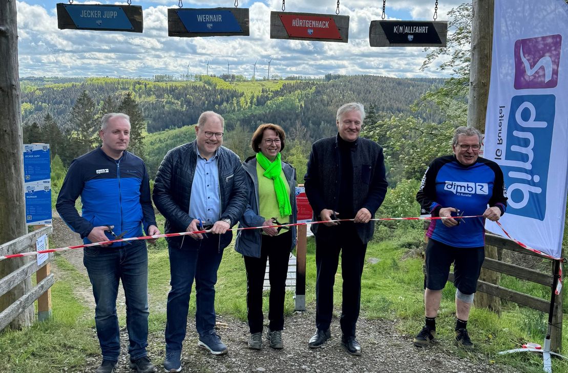 DIMB-Vorstand Roland Albrecht, Bürgermeister Stephan Cranen, Anette Winkler (Wirtschaftsförderin Kreis Düren), Landrat Wolfgang Spelthahn und Arthur Knobloch (v.l.) von der IG Rureifel eröffnen offiziell den Mountainbikepark in Raffelsbrand, Hürtgenwald. Foto: Kreis Düren