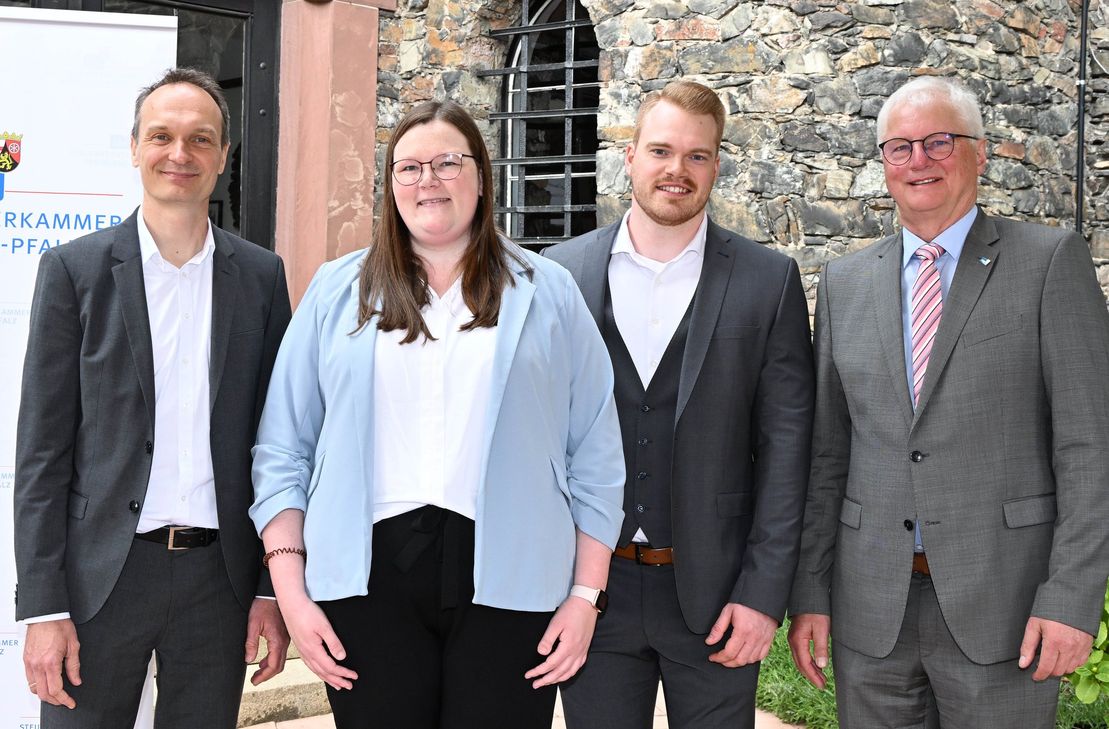 (v.l.): Finanzstaatssekretär Dr. Stephan Weinberg beglückwünscht die frischgebackenen Steuerberater Alina Kort und Joshua Christian Feldges zu ihrem Erfolg; gemeinsam mit dem Präsidenten der Steuerberaterkammer Rheinland-Pfalz, Walter Sesterhenn.
